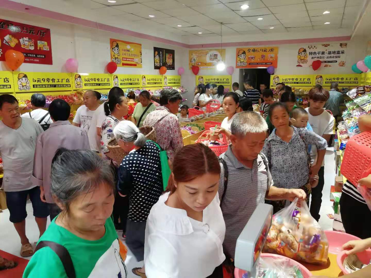 饞嘴郎6元9零食加盟店開業(yè)盛況，單日營(yíng)業(yè)額破萬(wàn)，圈粉無(wú)數(shù)！