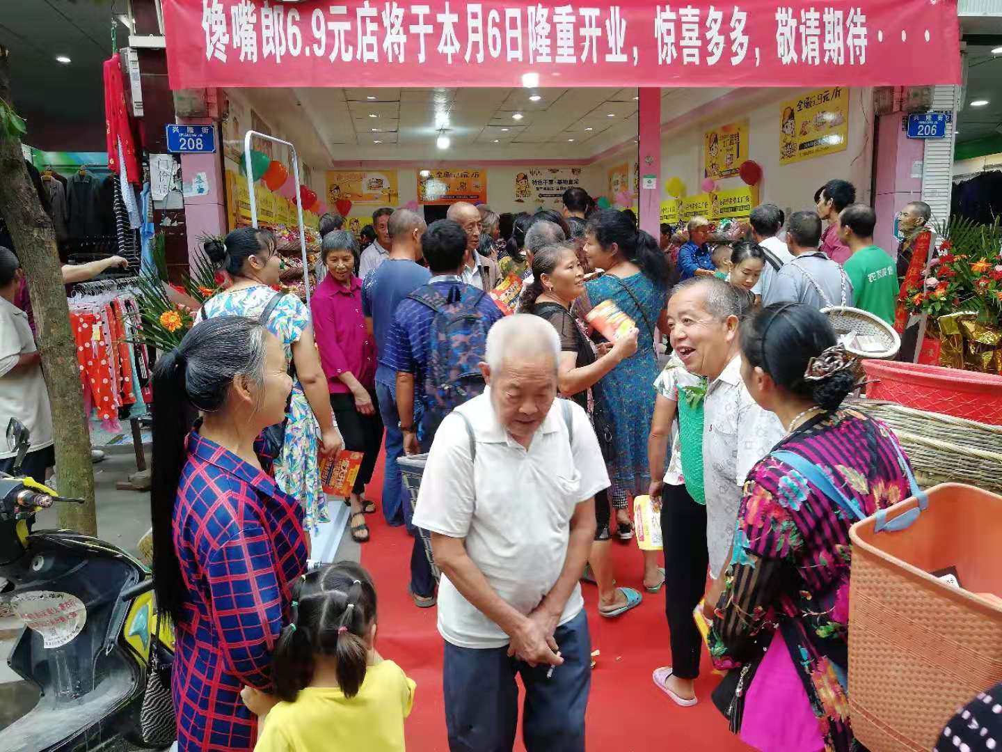 饞嘴郎重慶零食加盟店開業(yè)生意火爆，當日營業(yè)額高達19000元，現(xiàn)場人氣爆棚