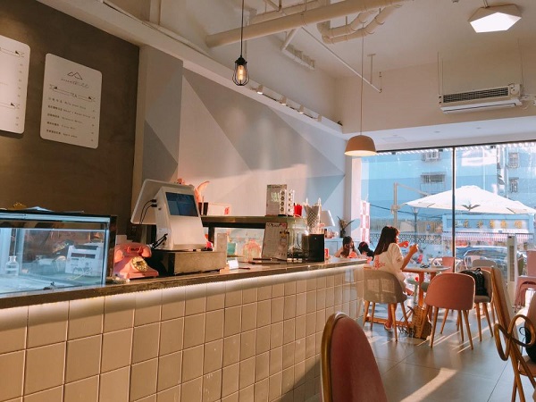 女生適合開的三種店：零食加盟店、甜品店?、鮮花店?