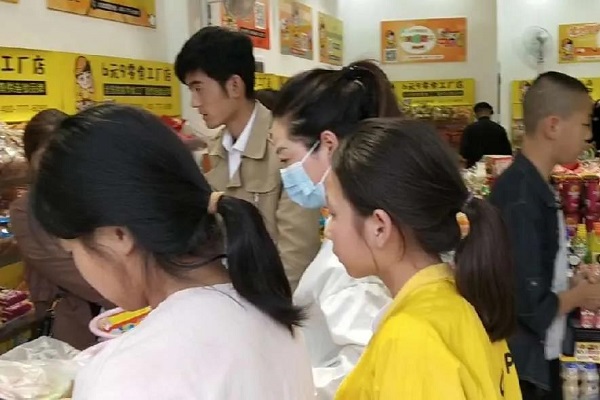 零食加盟店導(dǎo)購(gòu)技巧：5米關(guān)注、3米注視、1米搭話