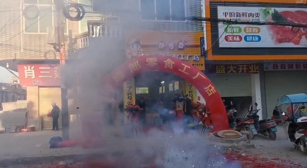 熱烈祝賀廣西玉林陸川烏石7元9零食加盟店開(kāi)業(yè)大吉