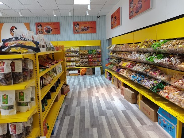 休閑零食店的零食商品進行分類擺放，好處多多！